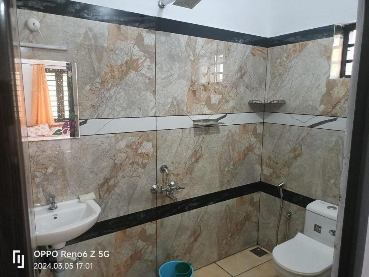 Elamkulam Penthouse - 3Bhk Ac With Kitchen - Kochi Lägenhet Chottanikara Exteriör bild